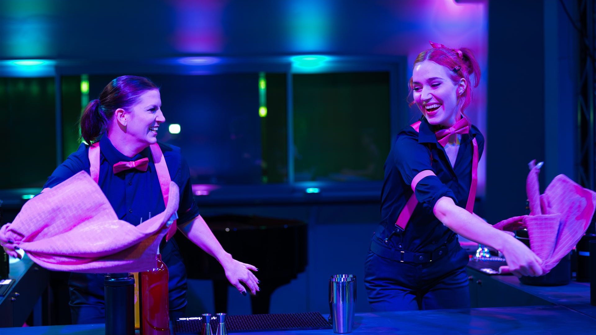 Carmen und Micaela wischen singend die Bar