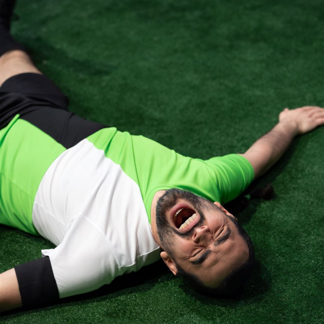 Fußballspieler liegt am Boden