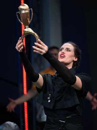 Sängerin hält Pokal in die Höhe