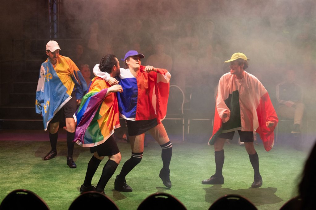 Feldspieler*innen auf dem Platz der Fußballoper