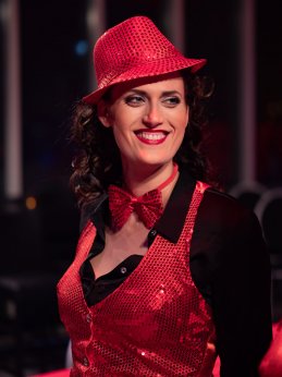 Freja Sandkamm als Violetta mit Glitzeroutfit