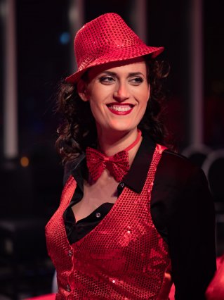 Freja Sandkamm als Violetta mit Glitzeroutfit