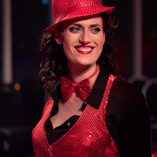 Freja Sandkamm als Violetta mit Glitzeroutfit