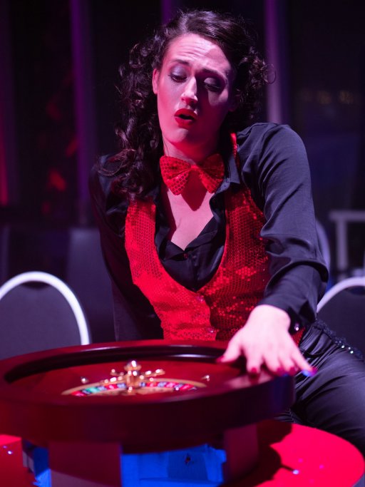 Violetta singend am Roulette Rad