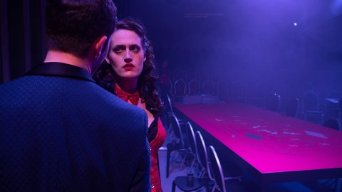 Violetta sieht Alfredo enttäuscht an