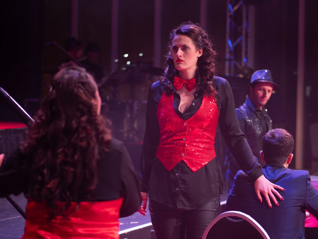 Violetta hält schützend ihre Hand auf Alfredos Rücken 