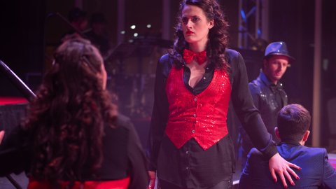 Violetta hält schützend ihre Hand auf Alfredos Rücken