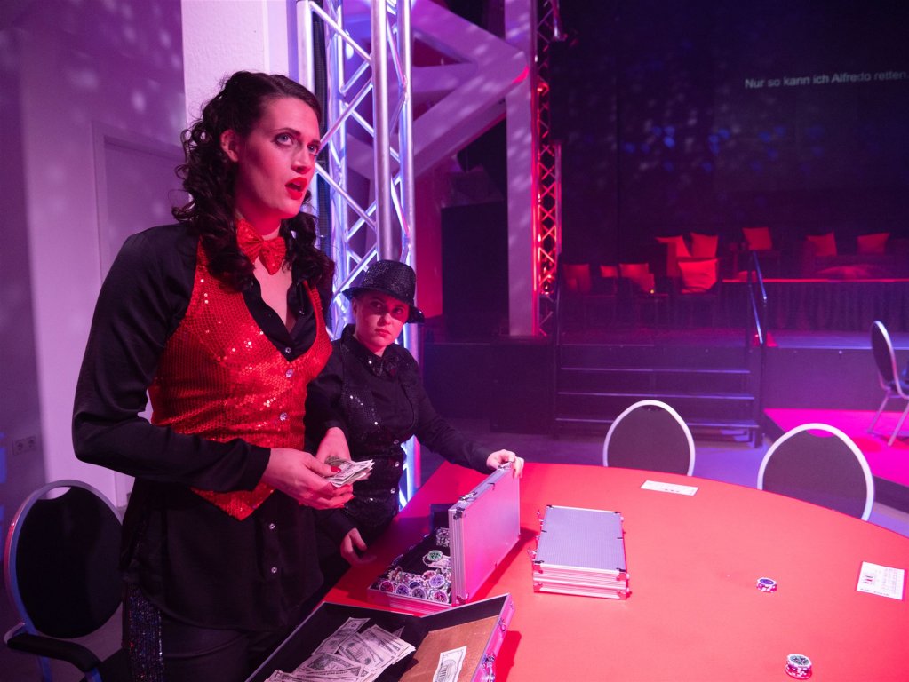 Violetta hält Geldscheine in der Hand und blickt nach oben