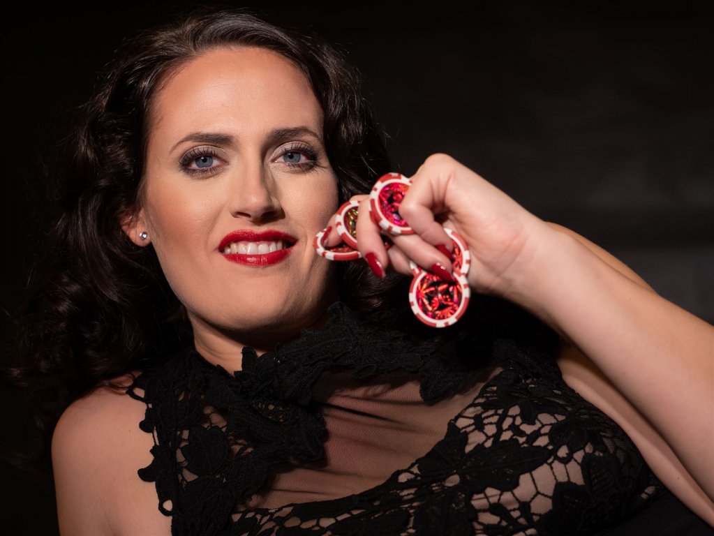 Freja Sandkamm posiert als Violetta mit Jetons in der Hand