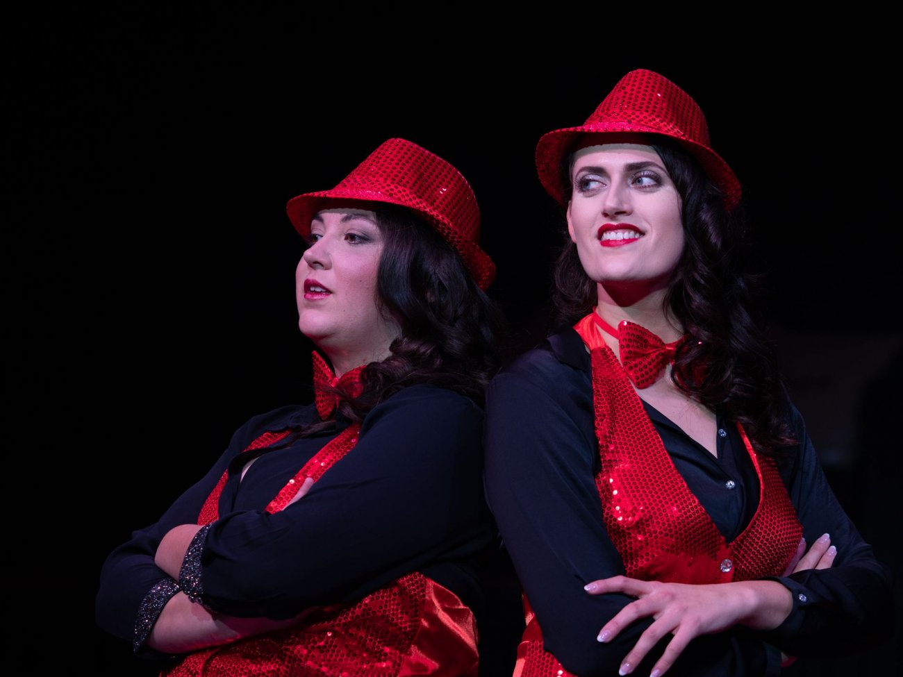 Flora und Violetta stehen sich Rücken an Rücken 