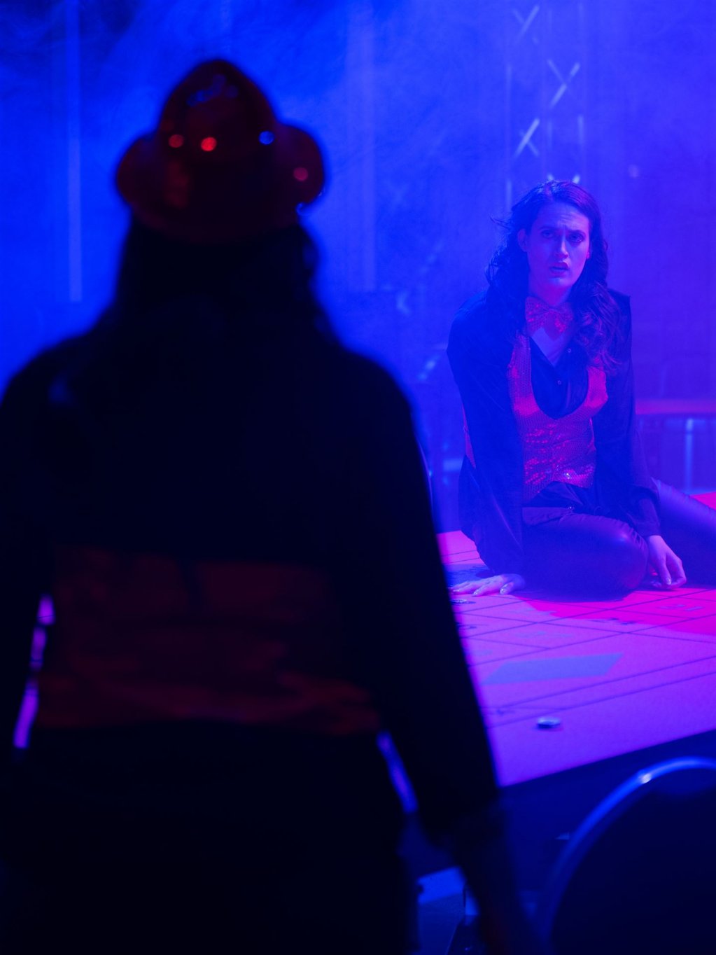 Violetta sitz auf dem Roulette Tisch, Flora von Hinten 