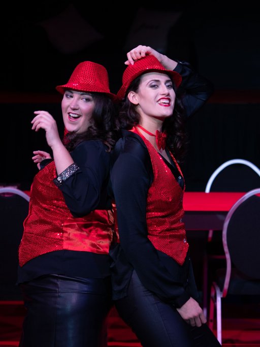 Flora und Violetta singen Rücken an Rücken