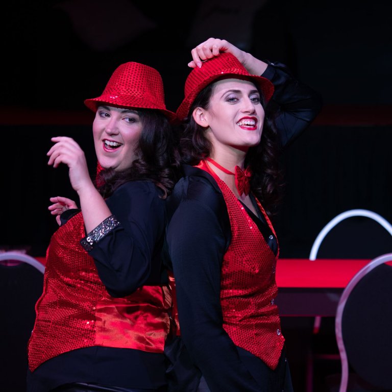 Flora und Violetta singen Rücken an Rücken