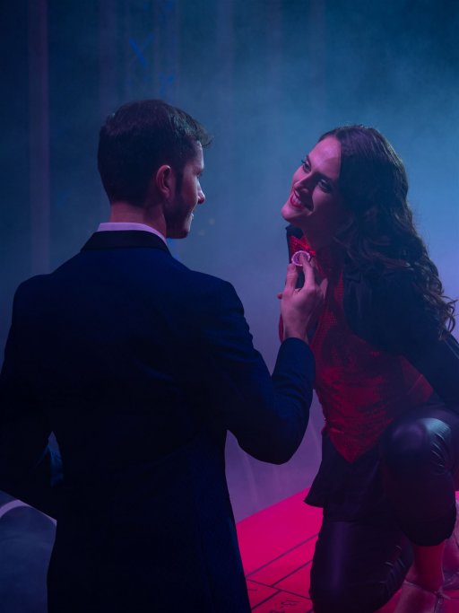 Alfredo überreicht Violetta einen Jeton 