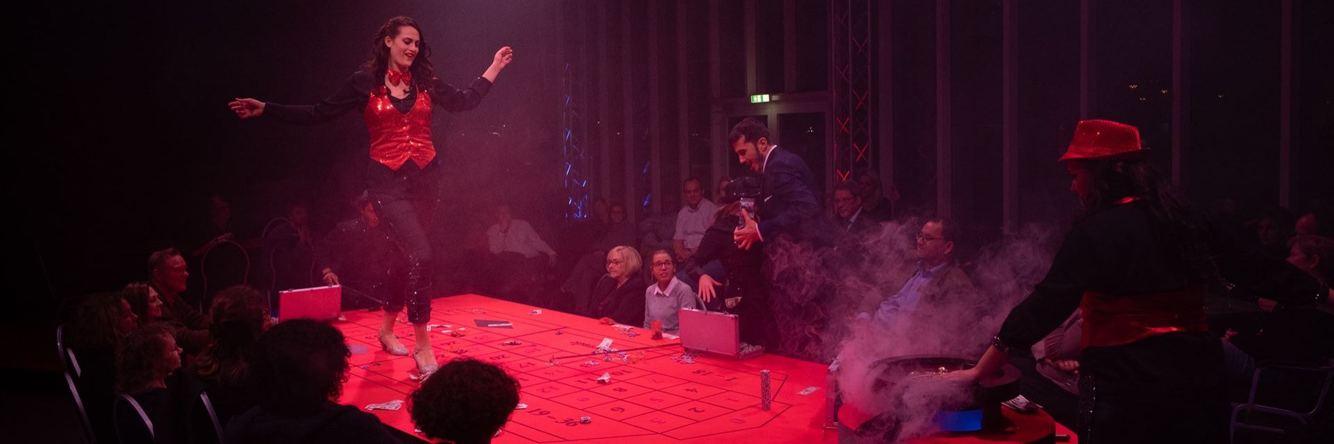 Violetta auf dem Pokertisch in der La Traviata Inszenierung