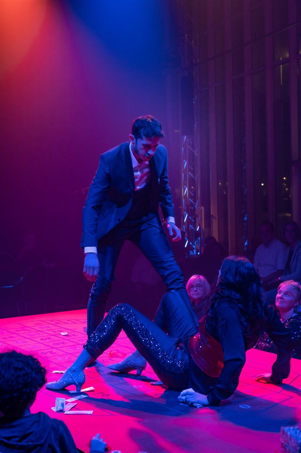 Alfredo schubst Violetta auf Roulette Tisch 