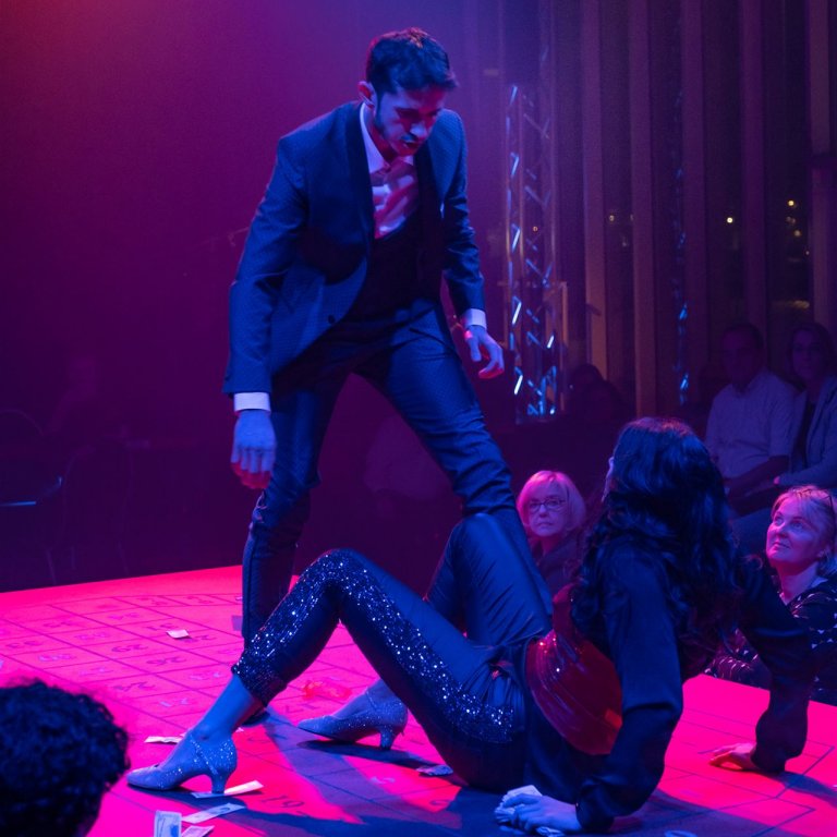 Alfredo schubst Violetta auf Roulette Tisch 