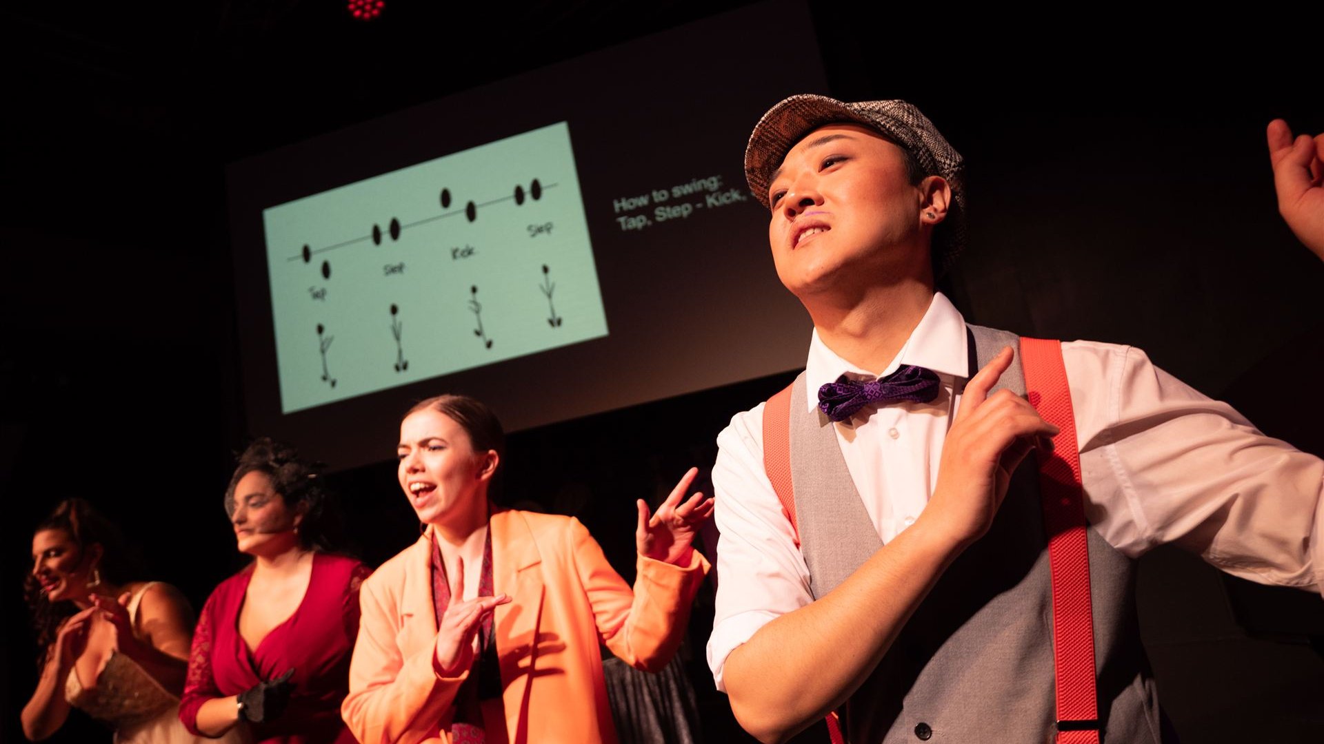 La Bohème Sänger*innen tanzen Swing auf der Bühne