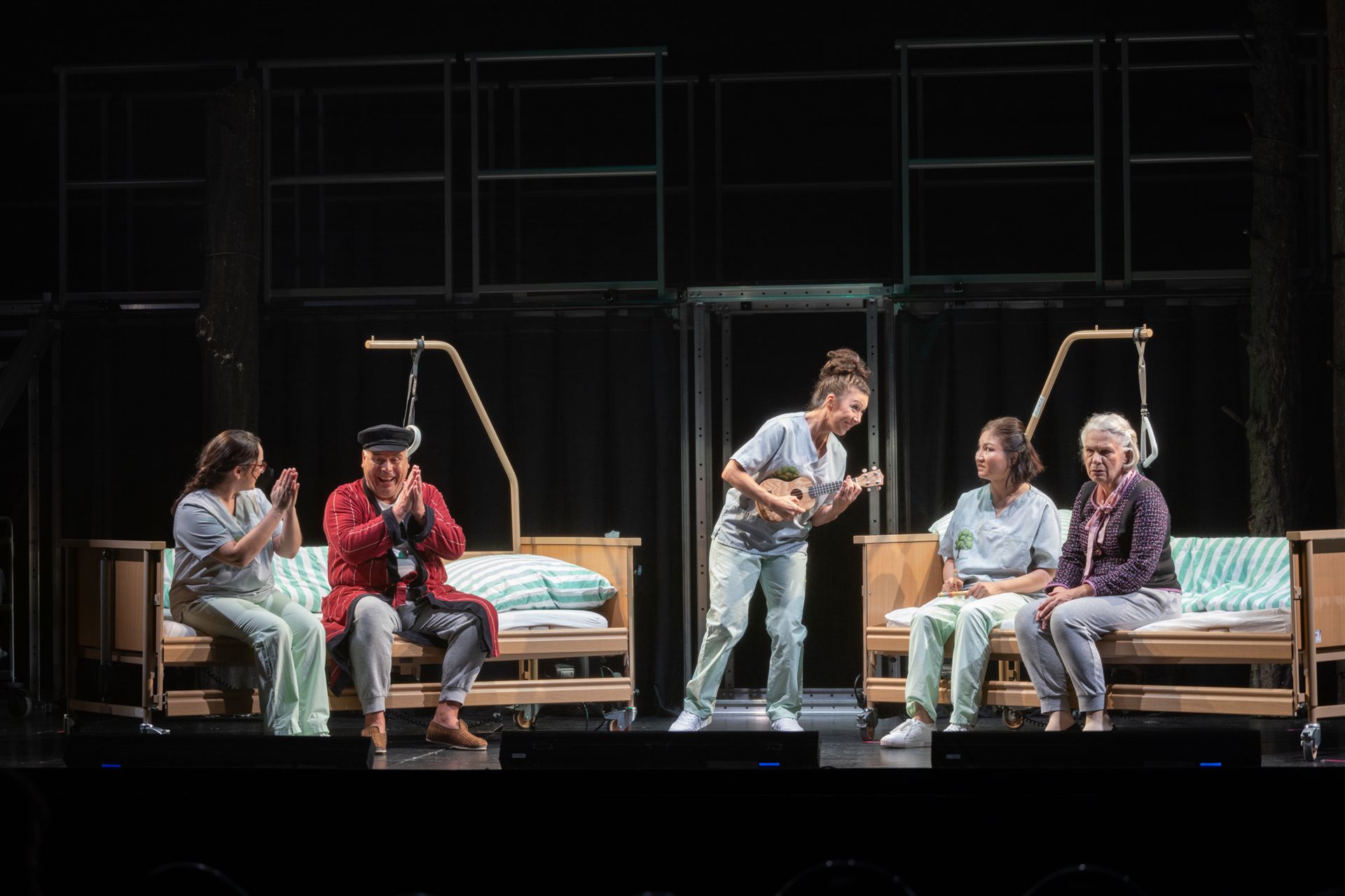 Pflegerinnen machen mit Hans und Grete Musikim Altenheim