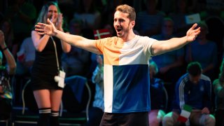 Sänger in Fußballtrikot breitet die Arme aus