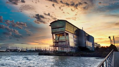 Das Alte Fährterminal Gebäude im Sonnenuntergang
